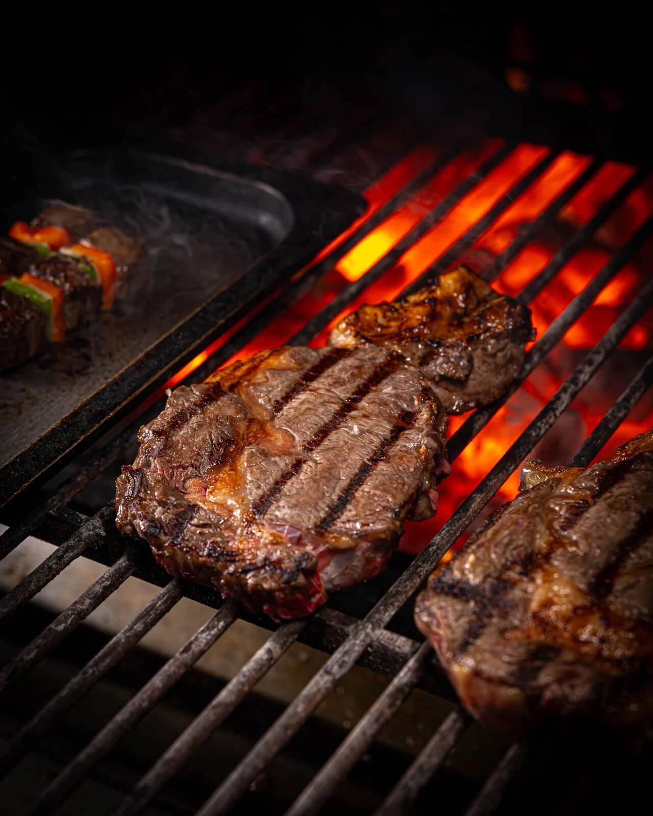 Detalle de diseño interior, elegancia contemporánea en Shiro Yaki