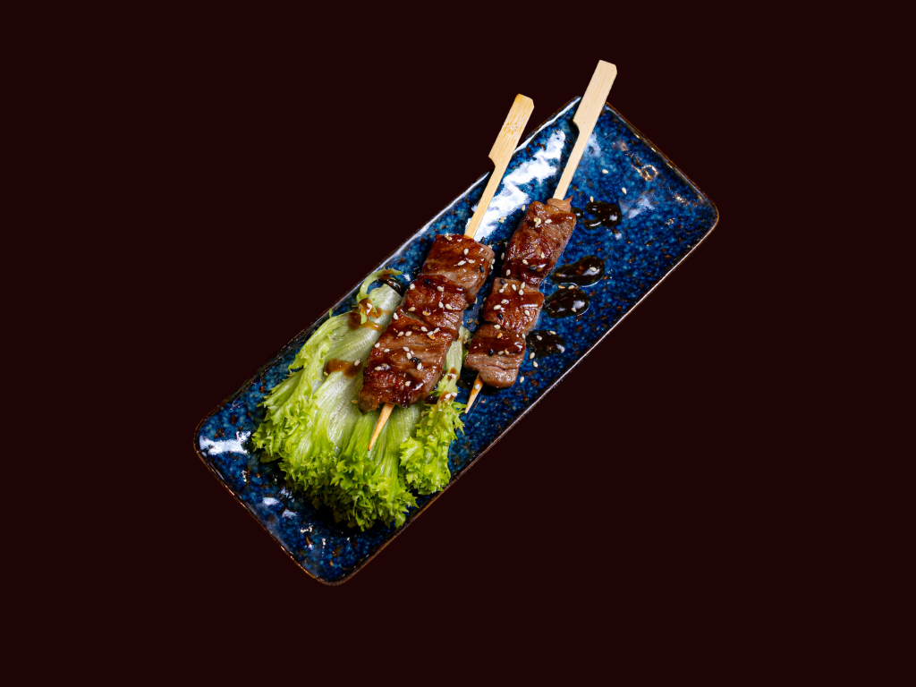 Brochetas japonesas a la brasa en Shiro Yaki Granada