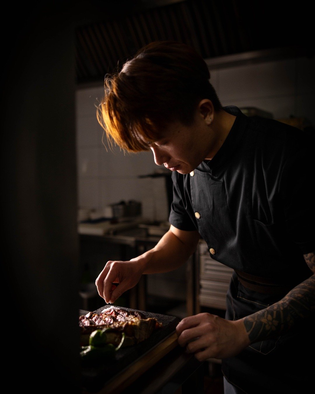 Ambiente moderno y elegante de Shiro Yaki, asador en Granada